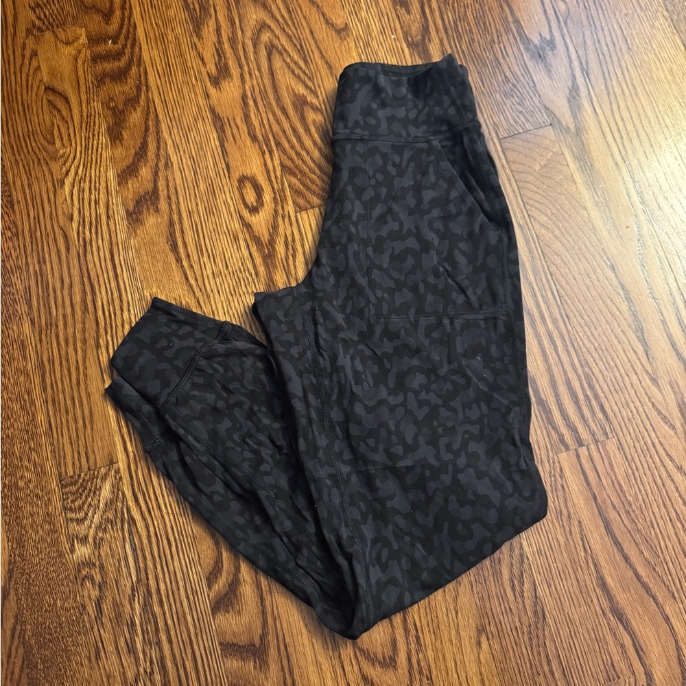 Lululemon women’s size 4 leopard joggers